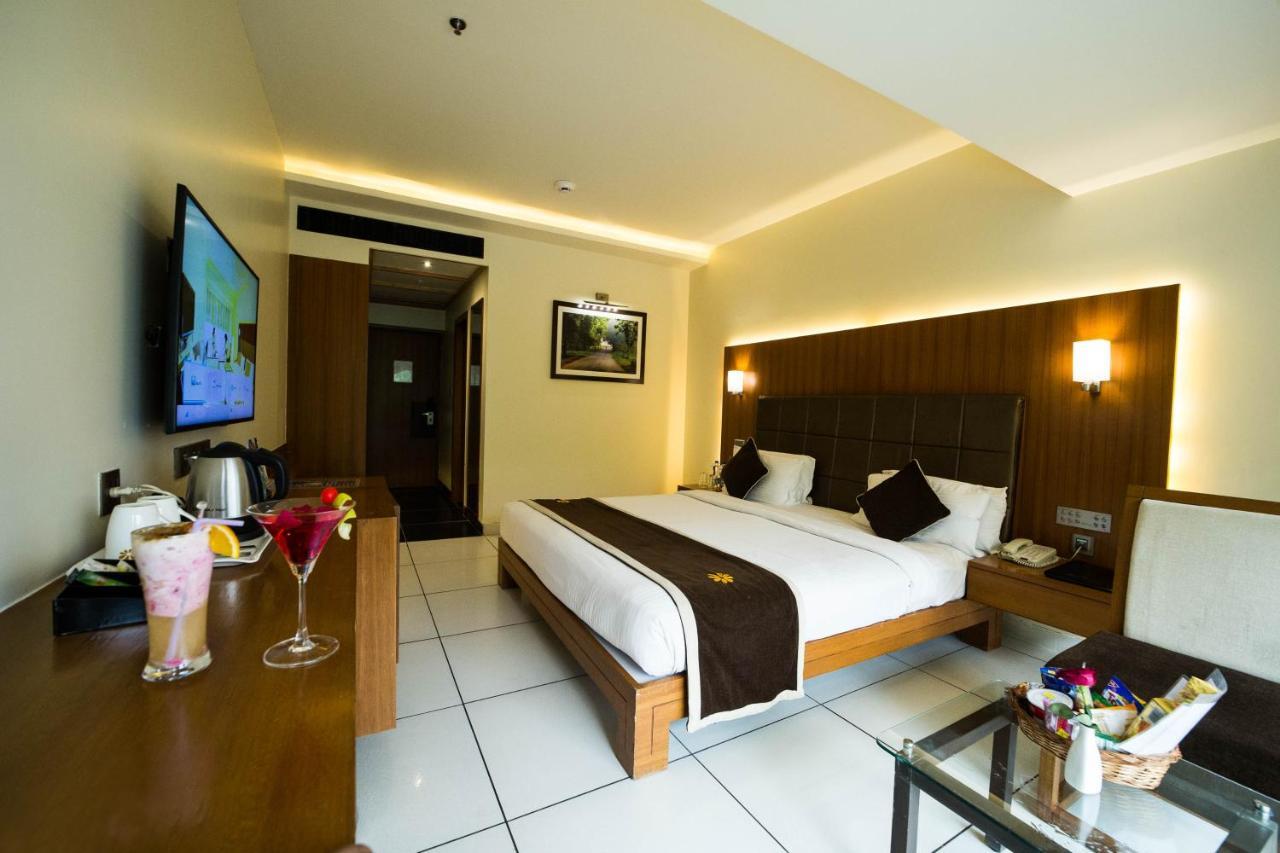 The Gold Beach Resort Daman Kültér fotó